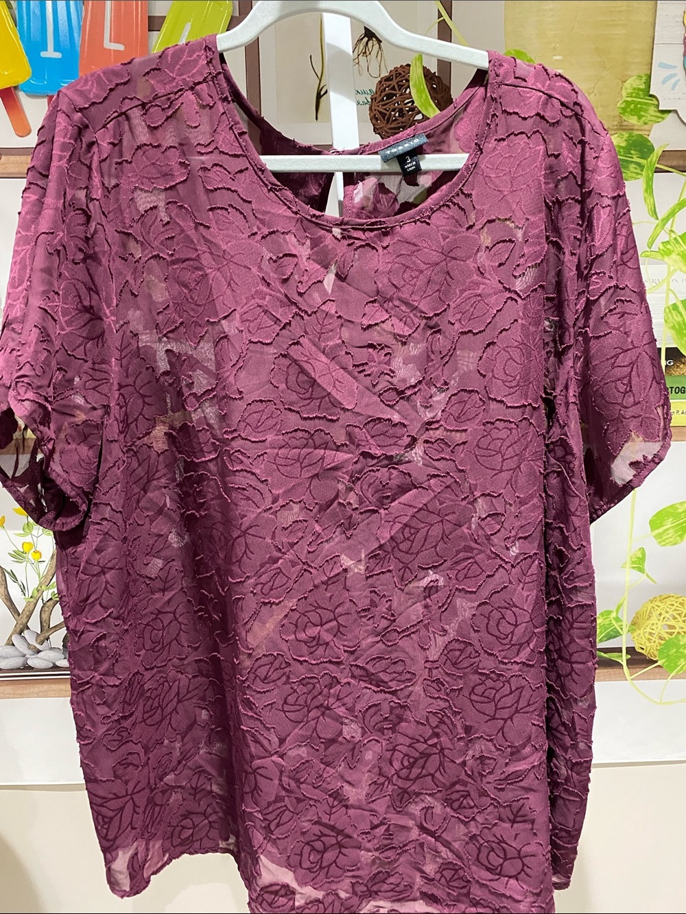 torrid Plum Lace Floral Short Sleeve Blouse size 3. Ptp is 28.